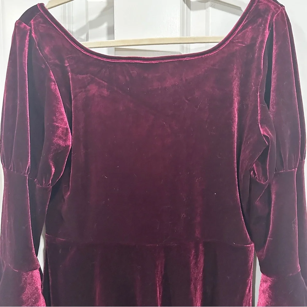 Velvet Lace-Up Dress with Lace Details - Picture 14 of 17